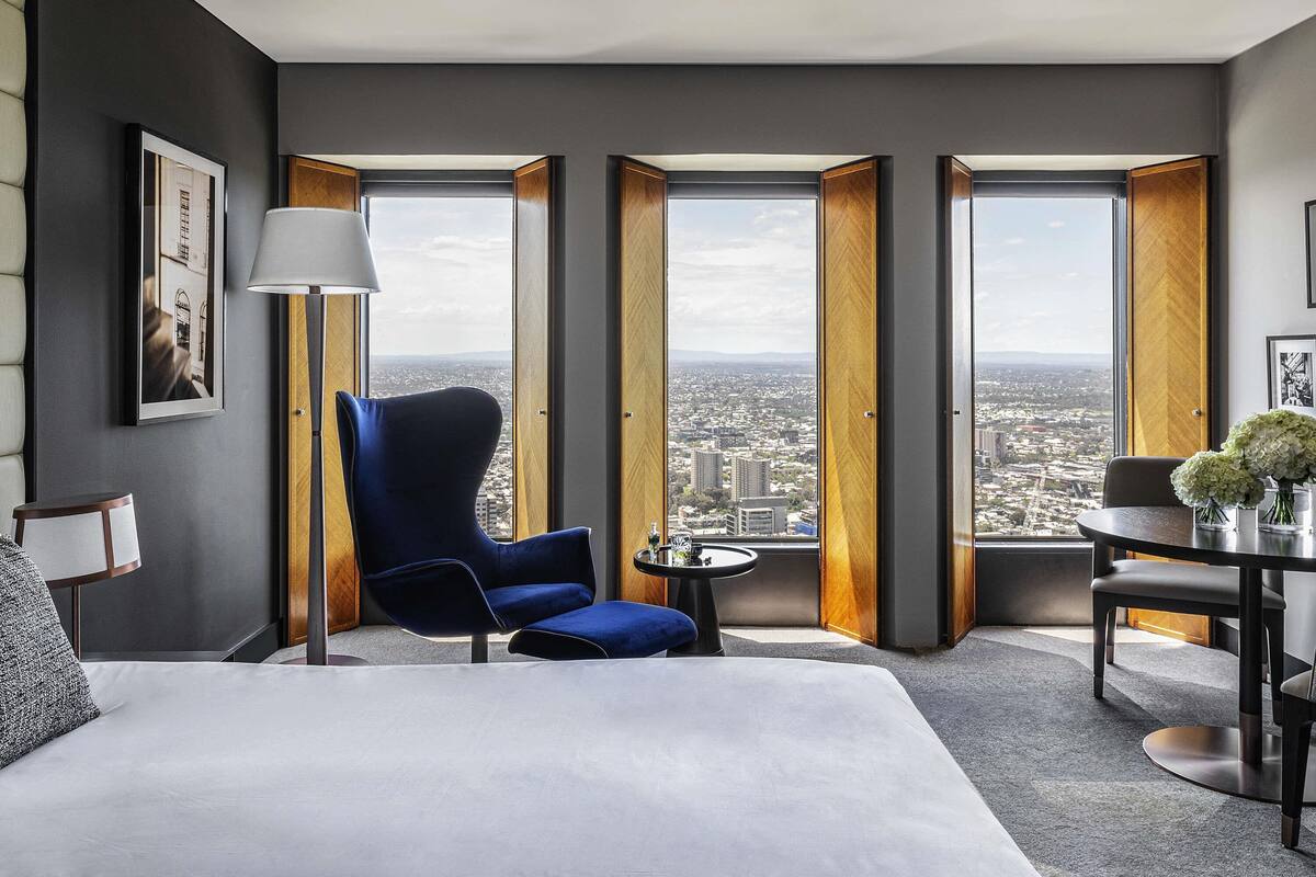 Superior Room, 1 King Bed, City View | Premium bedding, pillowtop beds, minibar, in-room safe