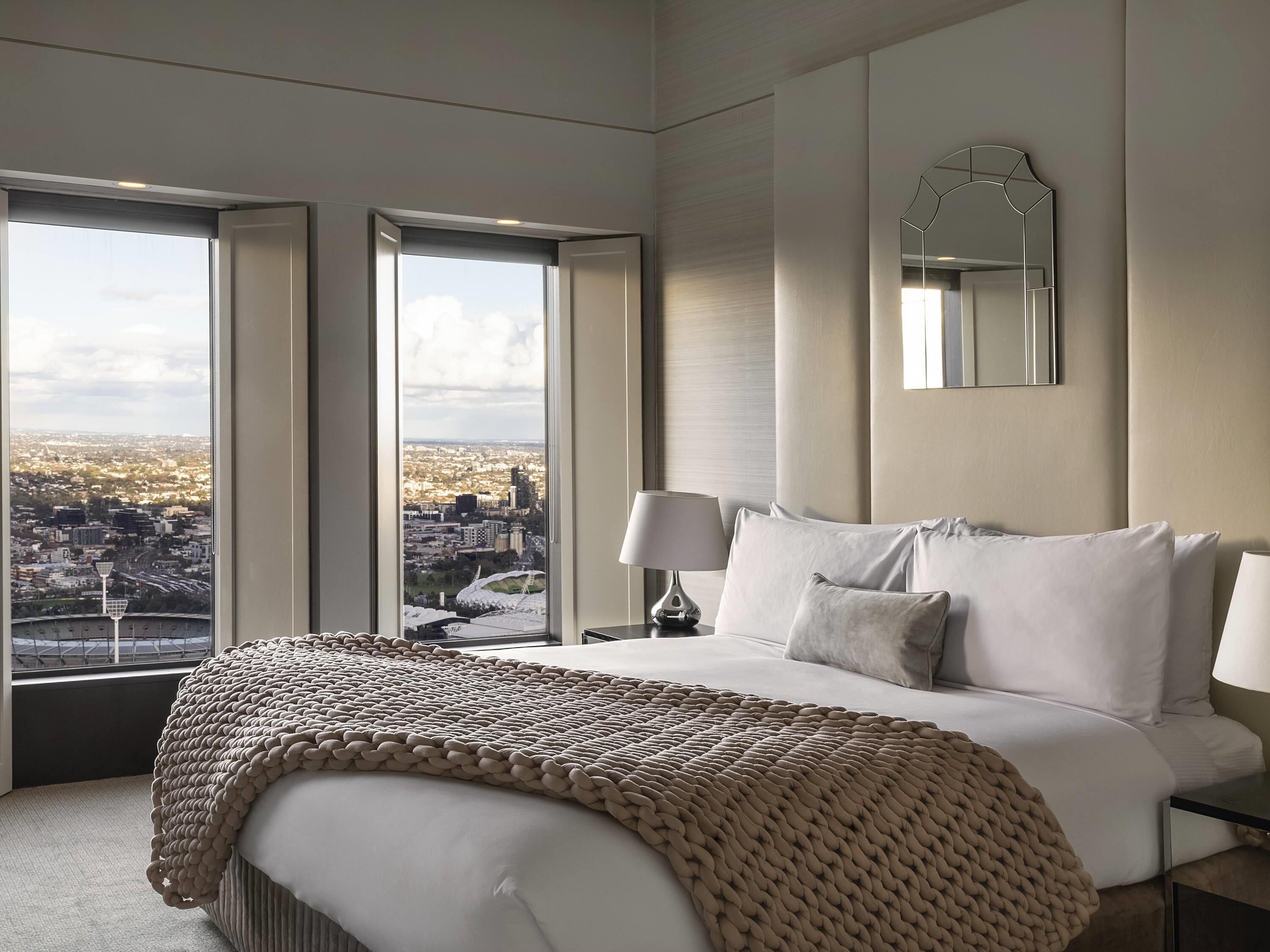 Ropa de cama de alta calidad, colchones con pillow-top y minibar 