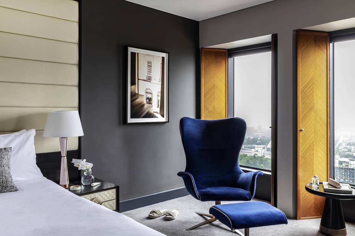 Quarto superluxo, 1 cama King, acesso ao Club Lounge, vista para a cidade (Club Sofitel Access) | 1 quarto, roupas de cama premium, camas com colchões pillow-top