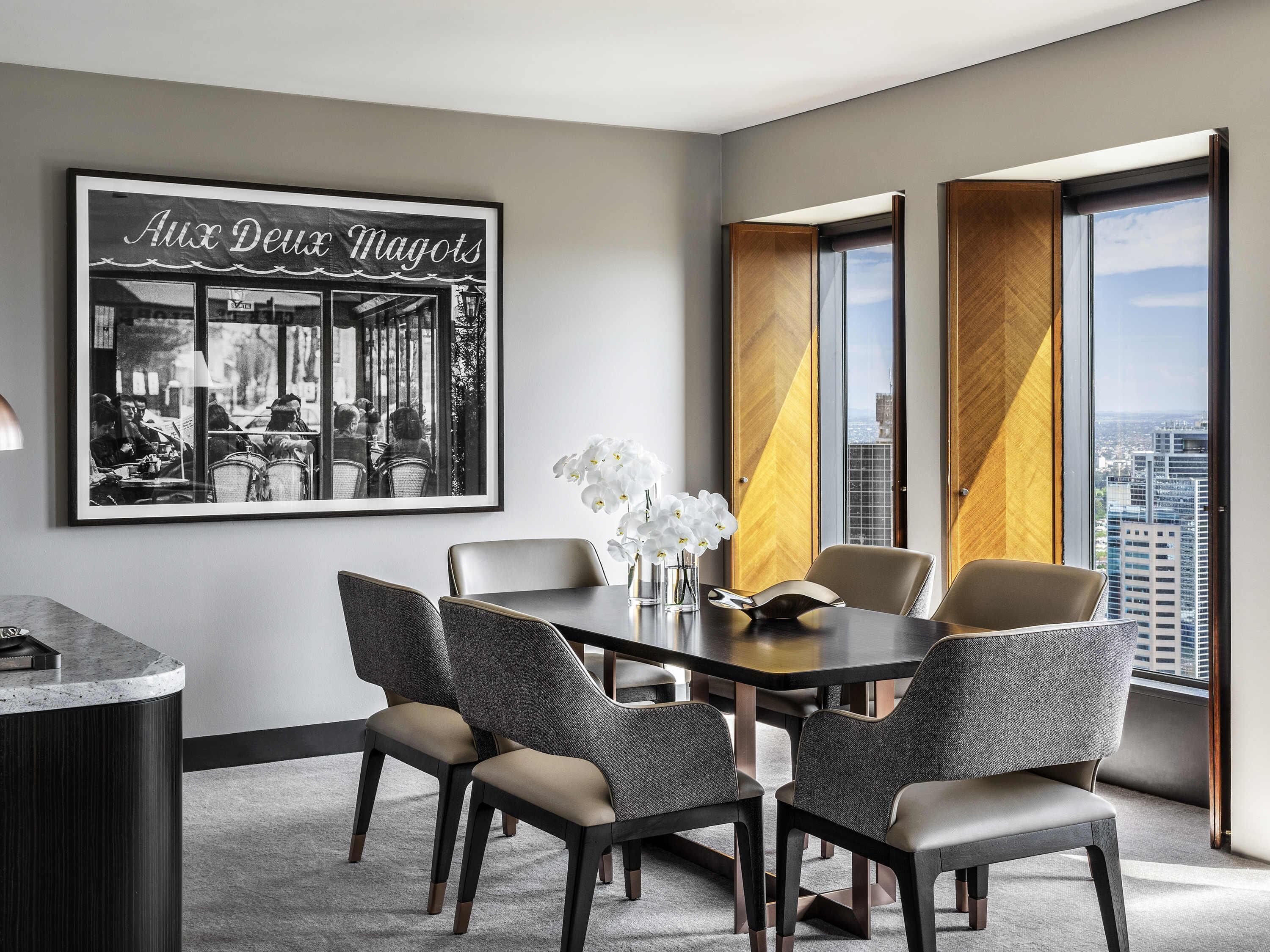 Phòng Suite Club, 1 giường cỡ king, quang cảnh thành phố, góc (Prestige Suite, Club Sofitel Access) | Bộ đồ giường cao cấp, nệm có lớp đệm bông, minibar 