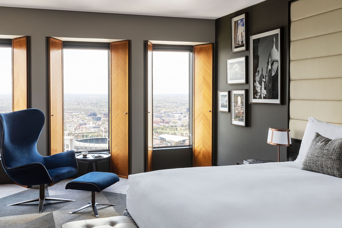 クラブ スイート キングベッド 1 台 シティビュー コーナー (Prestige Suite, Club Sofitel Access) | 高級寝具、ピロートップベッド、ミニバー、セーフティボックス (室内)