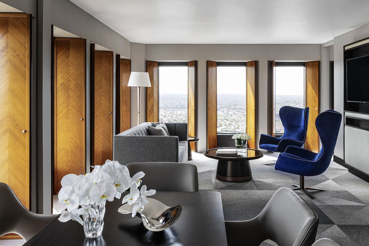Svit Club - 1 kingsize-säng - utsikt mot staden - hörn (Prestige Suite, Club Sofitel Access) | 1 sovrum, sängtillbehör av högsta kvalitet, bäddmadrasser och minibar