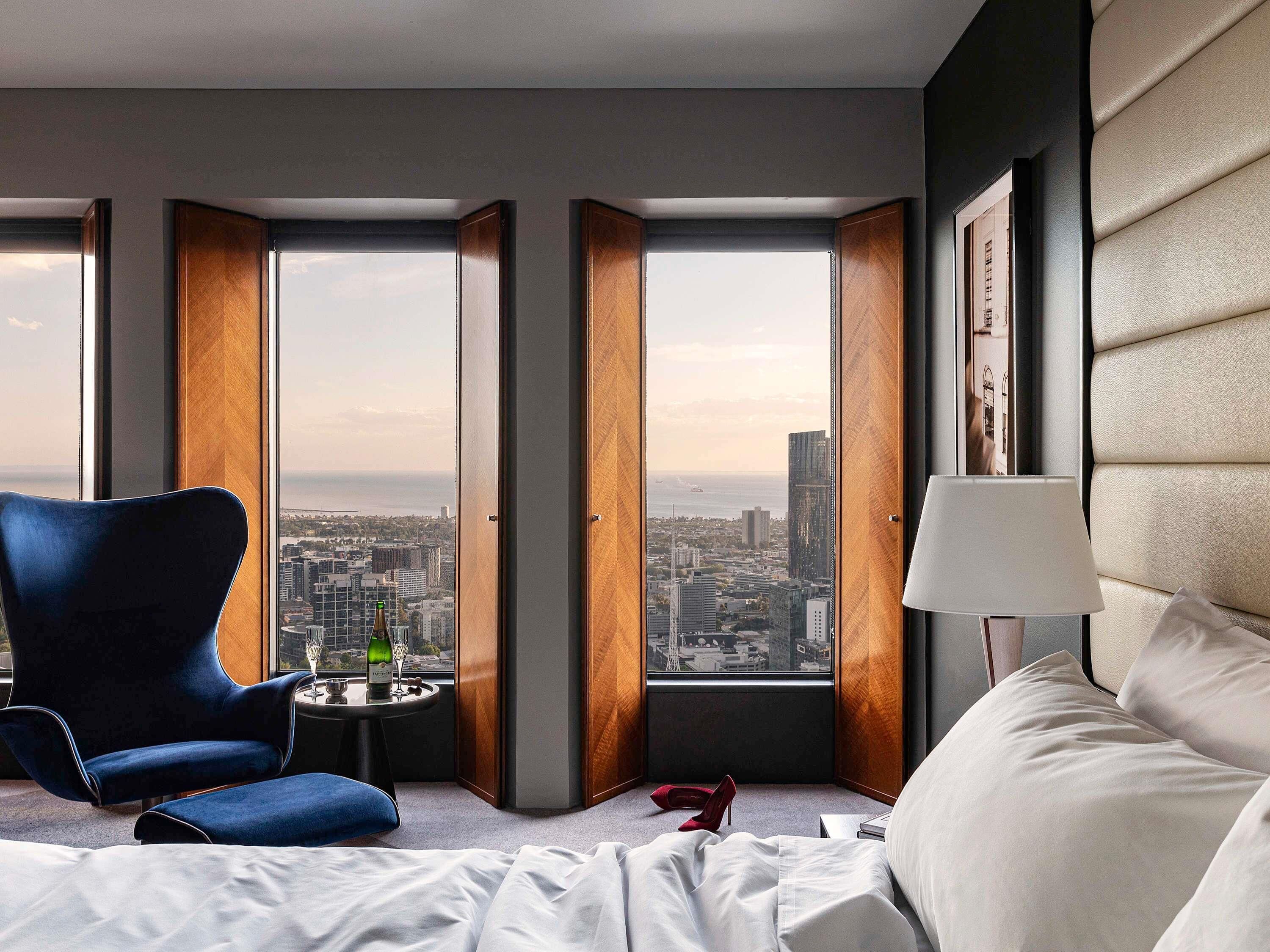 Ropa de cama de alta calidad, colchones con pillow-top y minibar 