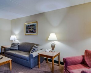 Skrivebord, strykejern/-brett og barnesenger (inkludert)