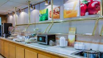 Colazione self-service inclusa, servita tutte le mattine 