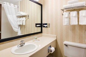 Bañera con ducha, artículos de tocador gratuitos, secador de pelo