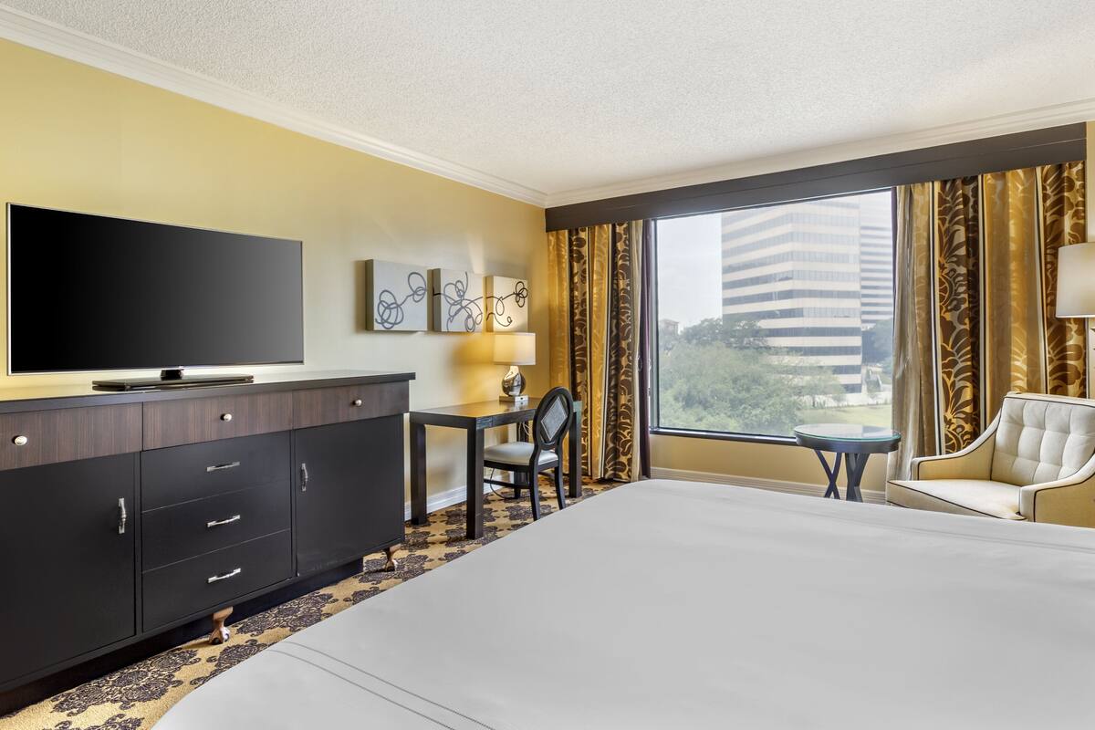 Chambre « Premier », 1 très grand lit, vue piscine (Signature) | Literie de qualité supérieure, surmatelas, minibar