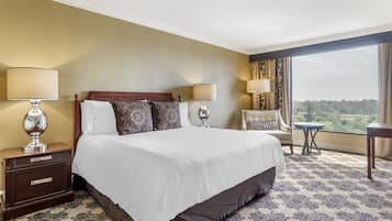 Sengetøy av topp kvalitet, senger med overmadrass og safe på rommet