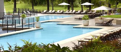 2 piscinas externas, funciona das 9h às 22h, barracas, guarda-sóis