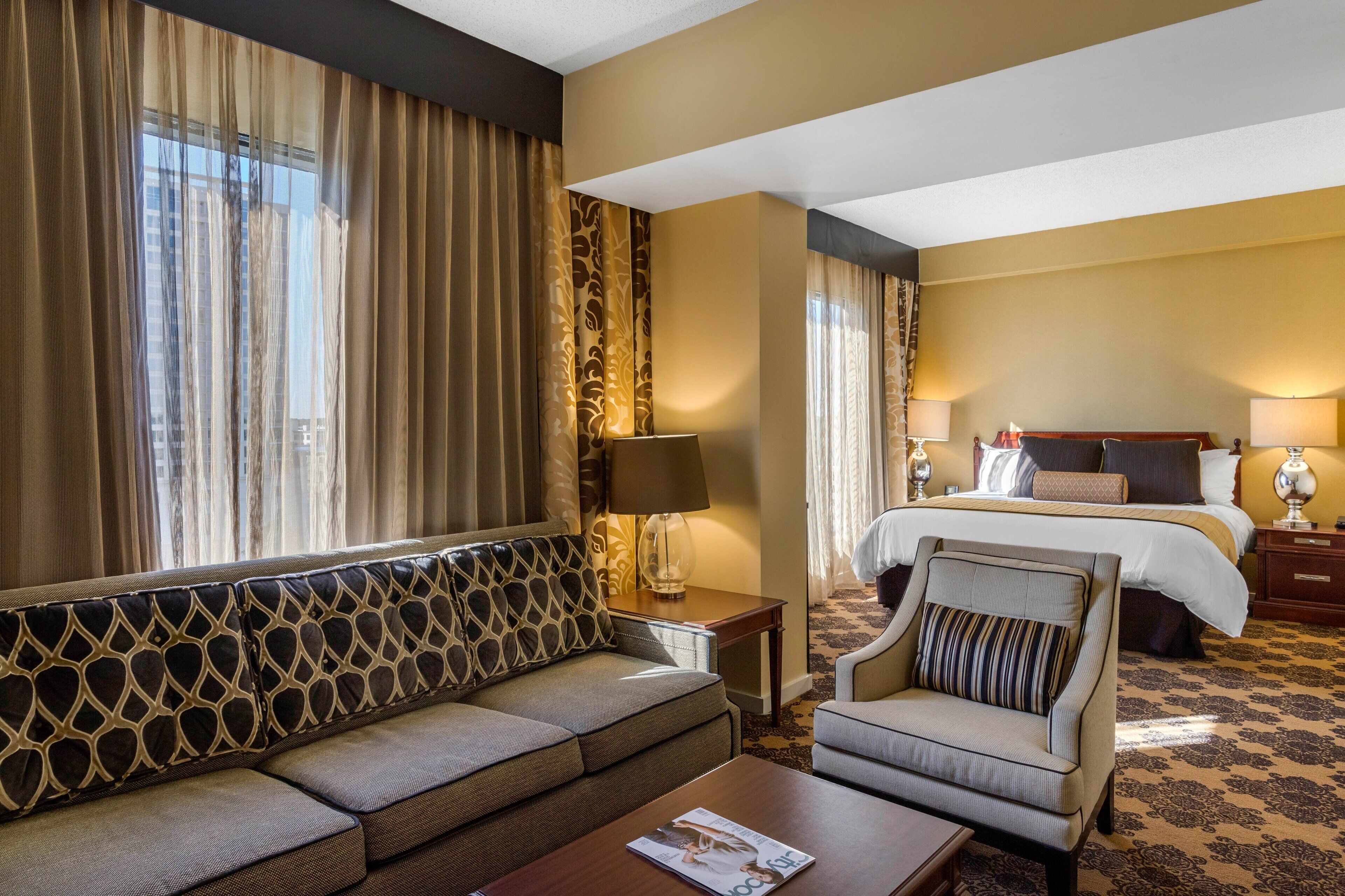 Luxe beddengoed, pillowtop-bedden, een kluis op de kamer, een bureau