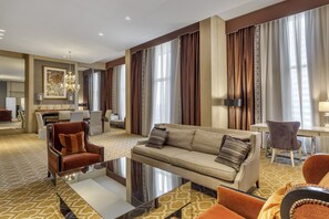 เครื่องนอนระดับพรีเมียม, เตียงพร้อมฟูกเสริมที่นอน, ตู้นิรภัยในห้องพัก