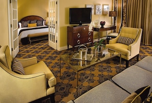 Executive Suite, 1 King Bed | Living room