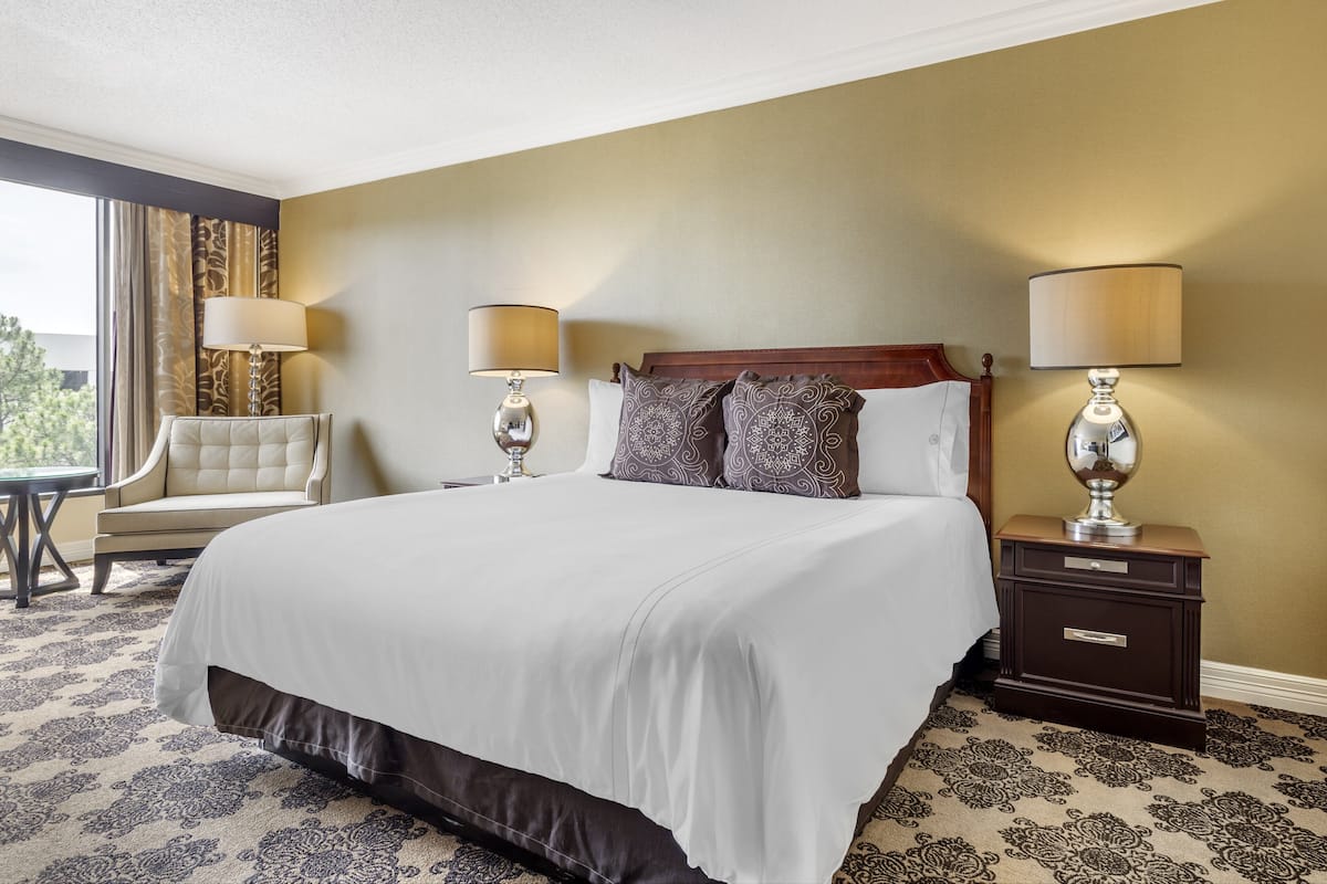 Chambre Deluxe, 1 très grand lit | Literie de qualité supérieure, surmatelas, minibar