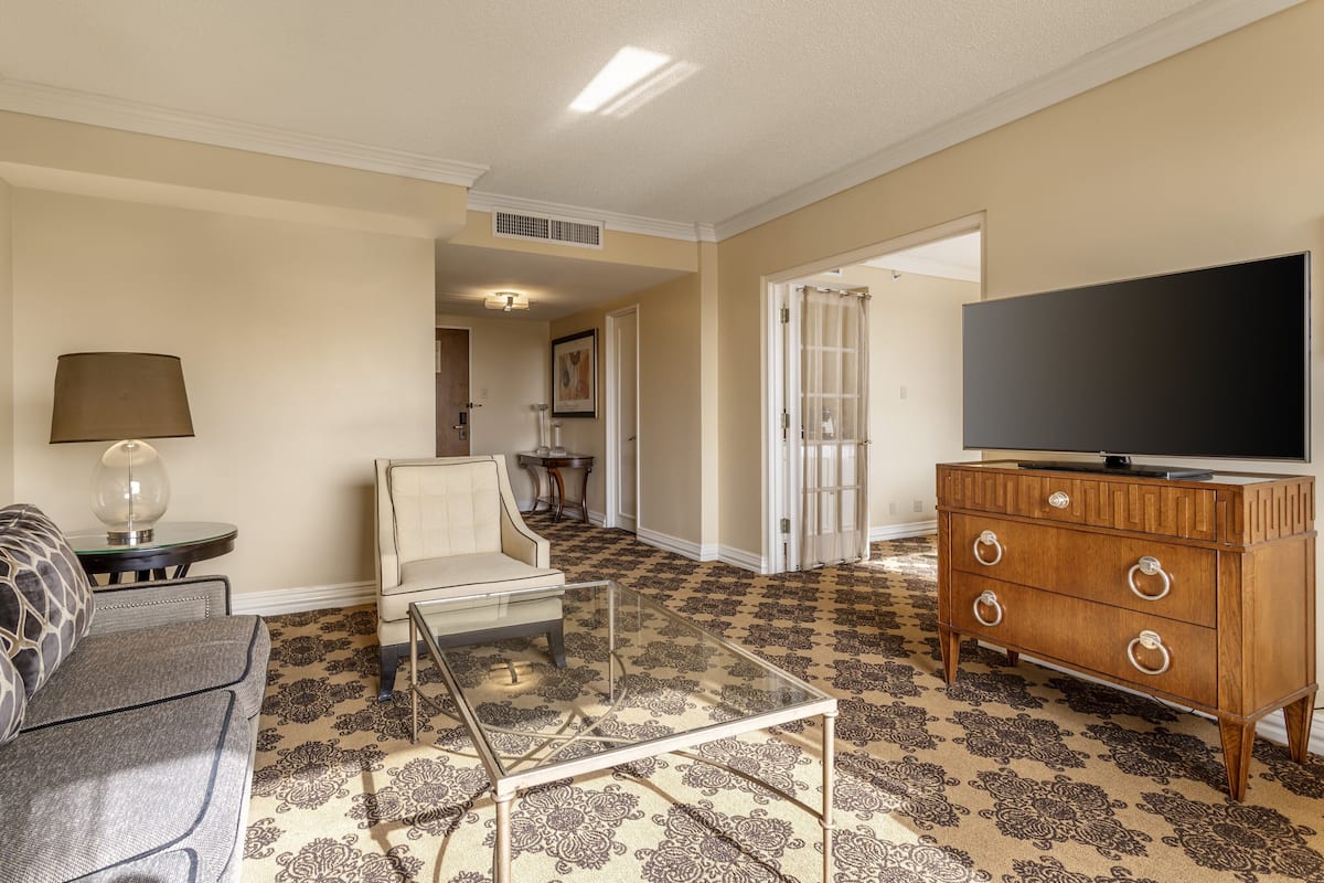 Suite Executive, 1 letto king | Soggiorno | TV LCD 49 pollici con canali via cavo, Smart TV, film pay-per-view