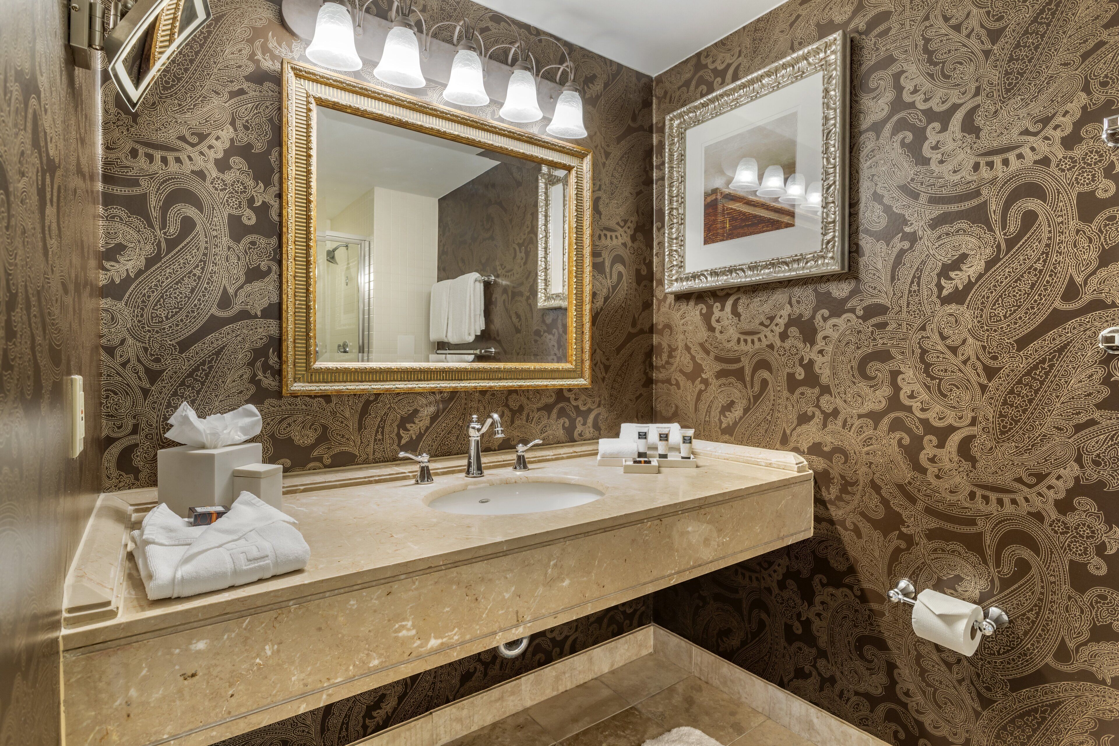 Suite ejecutiva, 1 cama King size | Baño | Amenidades de baño de diseñador, secadora de cabello, batas, pantuflas 