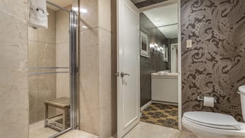 Un baño con ducha, inodoro y lavamanos.