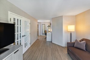 Premium bedding, pillow-top beds, individually furnished, desk - Comfort Inn (Fredericton)