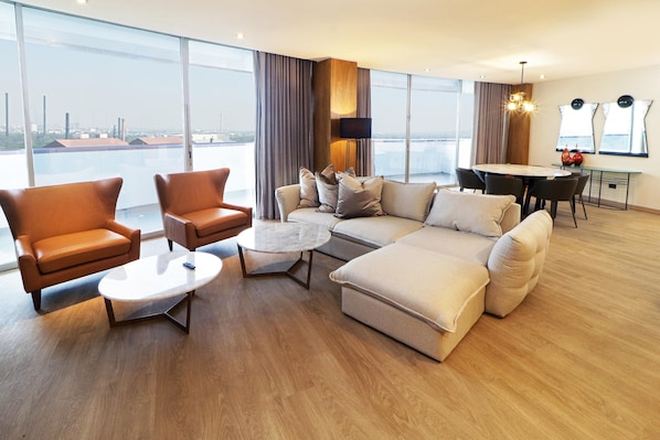 Down duvets, in-room safe, desk, blackout curtains