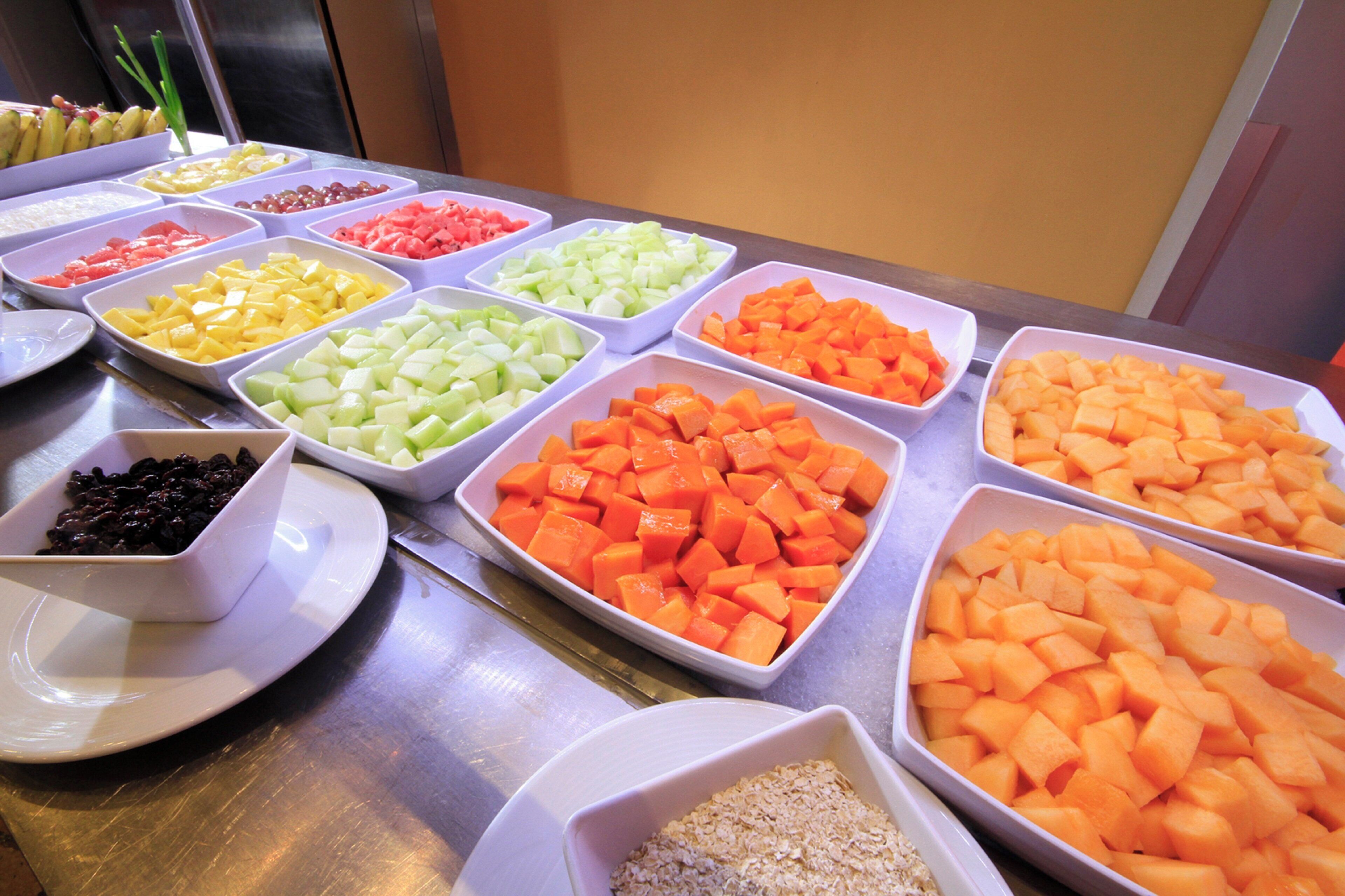 Een buffet met verschillende soorten fruit en groenten.