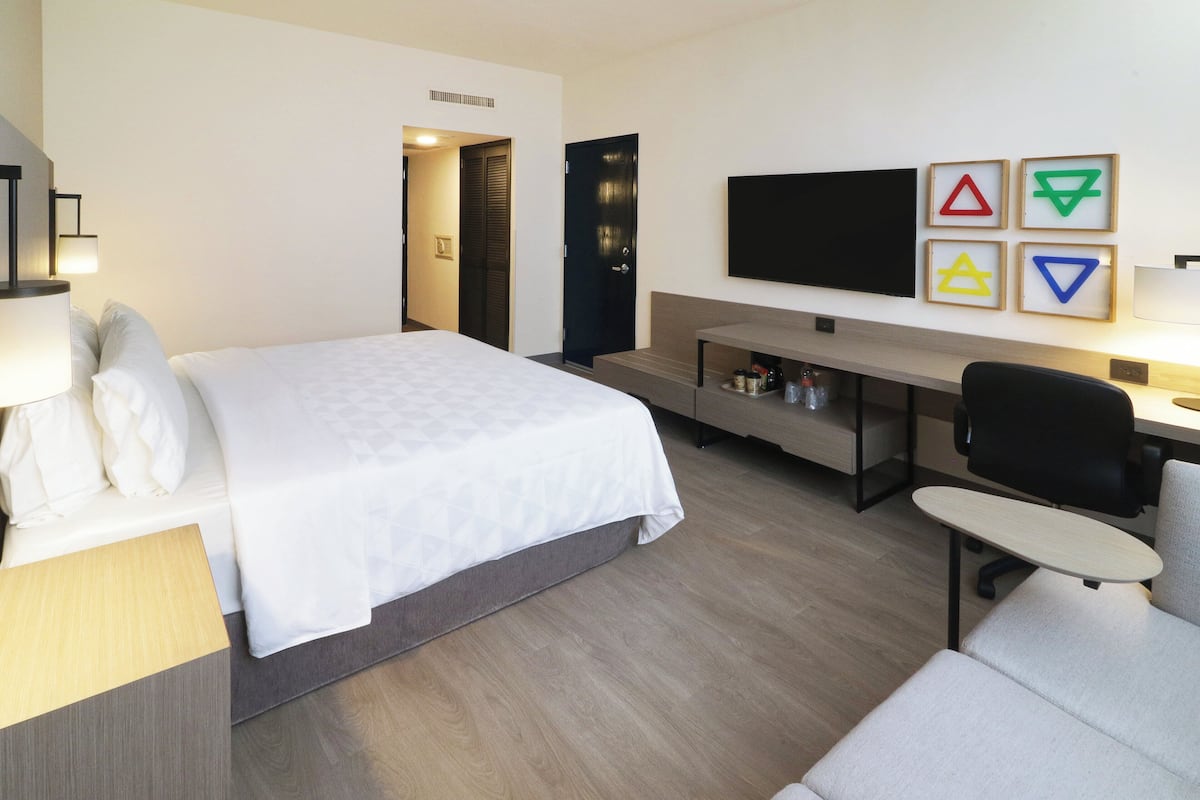 Standard Room, 1 King Bed | 1 bedroom, down comforters, in-room safe, desk