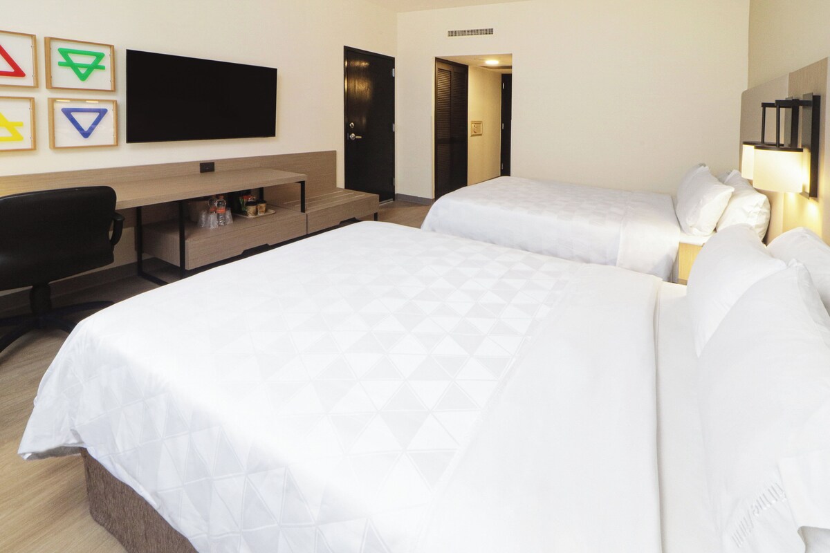 Edredons de pluma, cofres nos quartos, escrivaninha, cortinas blackout