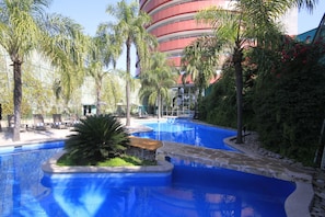 Una piscina al aire libre