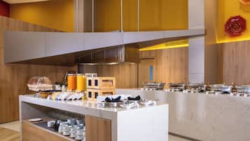 Petit déjeuner buffet servi tous les jours en supplément
