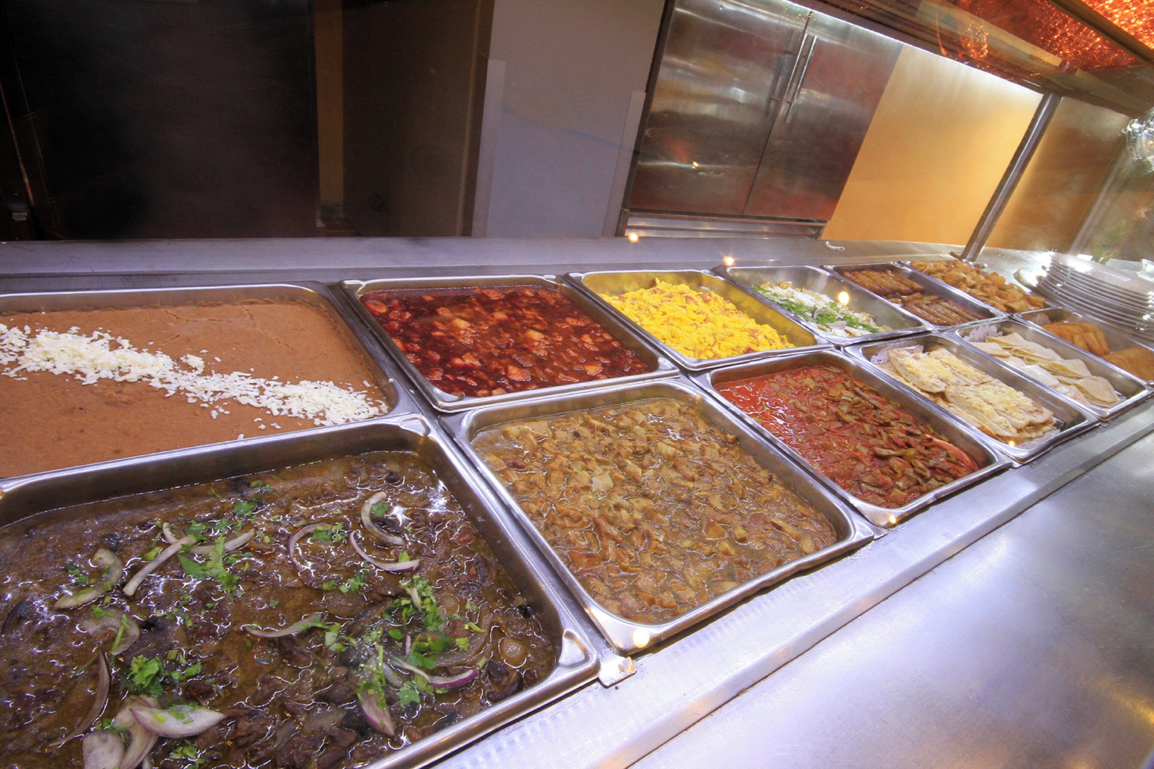 Ein Buffet mit verschiedenen Speisen in Metallbehältern.