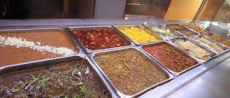 Ein Buffet mit verschiedenen Speisen in Metallbehältern.
