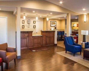 A hotel lobby with a reception desk, seating area, and a dining section. - Comfort Inn Roseburg (Roseburg)