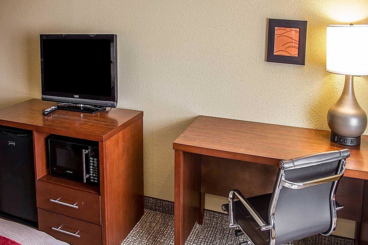 standard room, 2 queen beds | egyptian cotton sheets, pillow-top beds, desk, laptop workspace