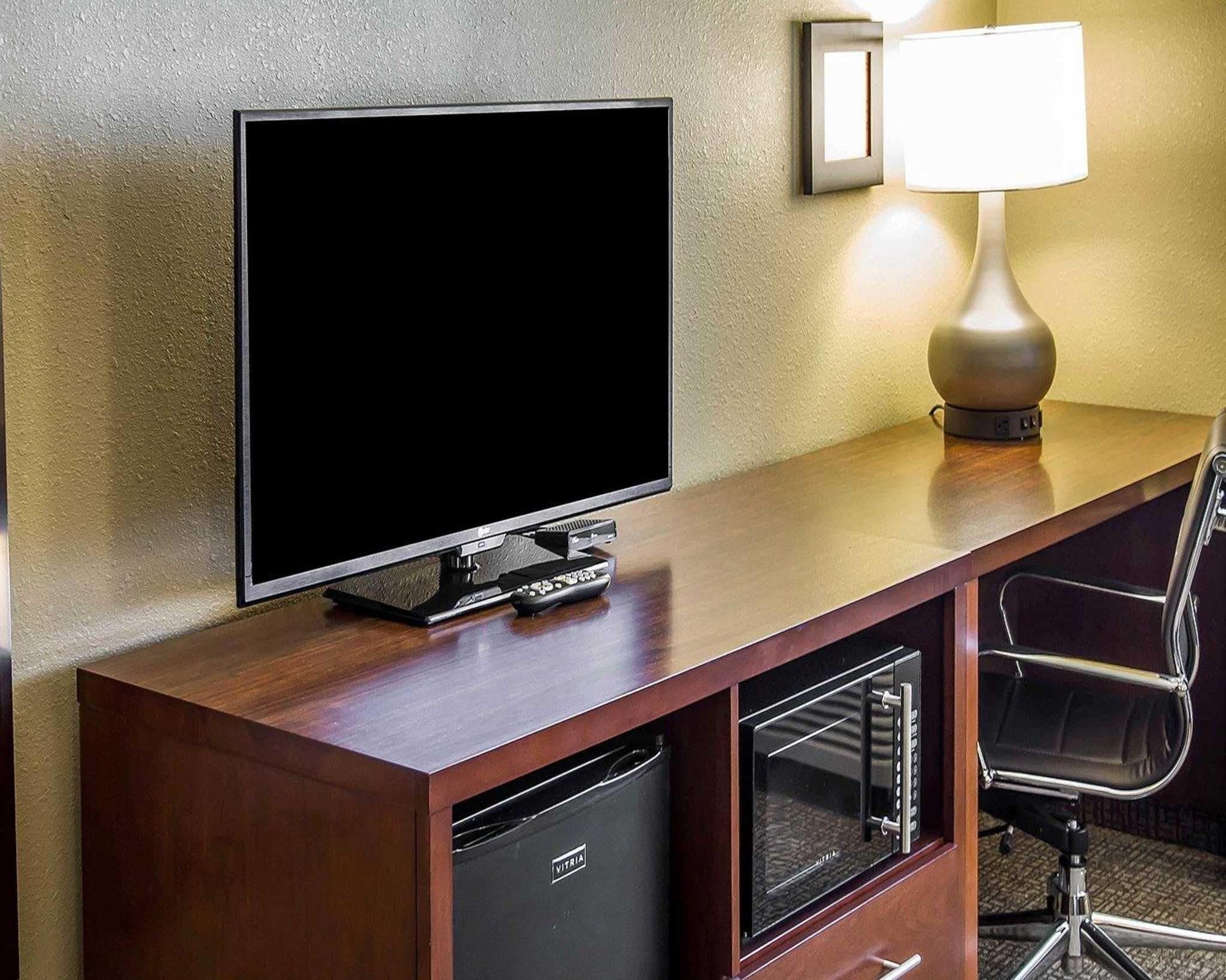 standard room, 2 queen beds | egyptian cotton sheets, pillow-top beds, desk, laptop workspace