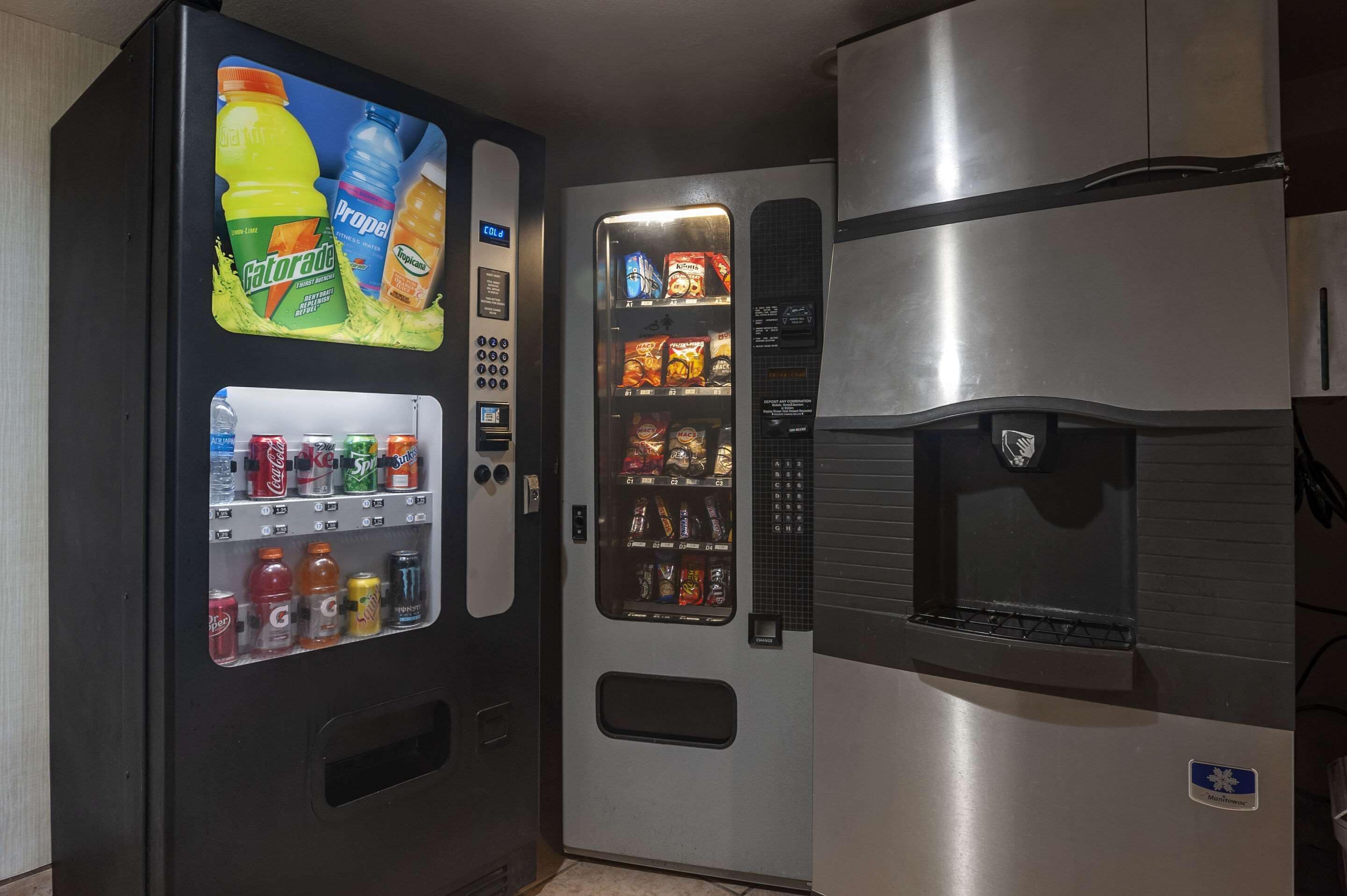 Un distributeur automatique de boissons, notamment de Gatorade, un autre distributeur automatique de collations et un réfrigérateur.