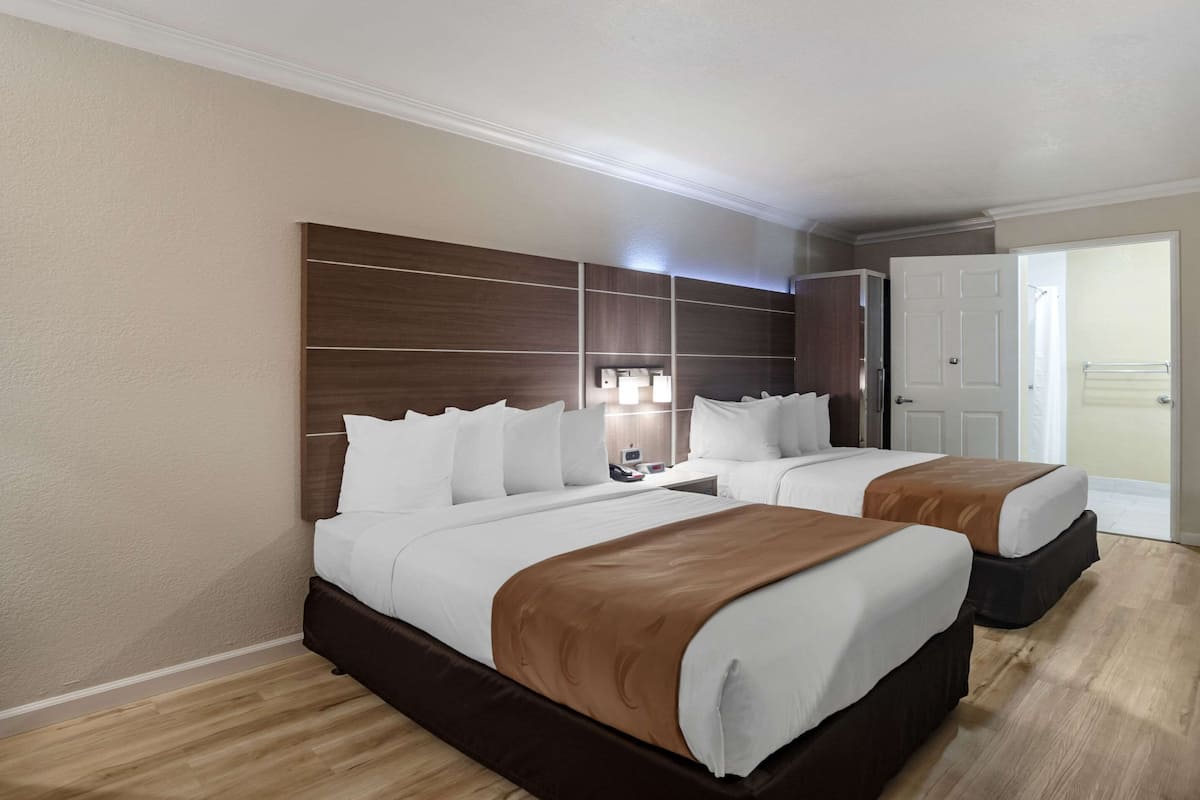 Habitación, 2 camas Queen size, con acceso para personas discapacitadas, para no fumadores | Edredón, cortinas blackout, tabla de planchar con plancha y wifi gratis