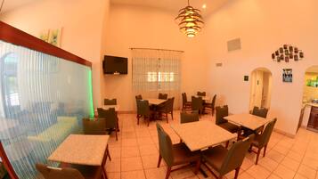 Café da manhã com buffet grátis todos os dias