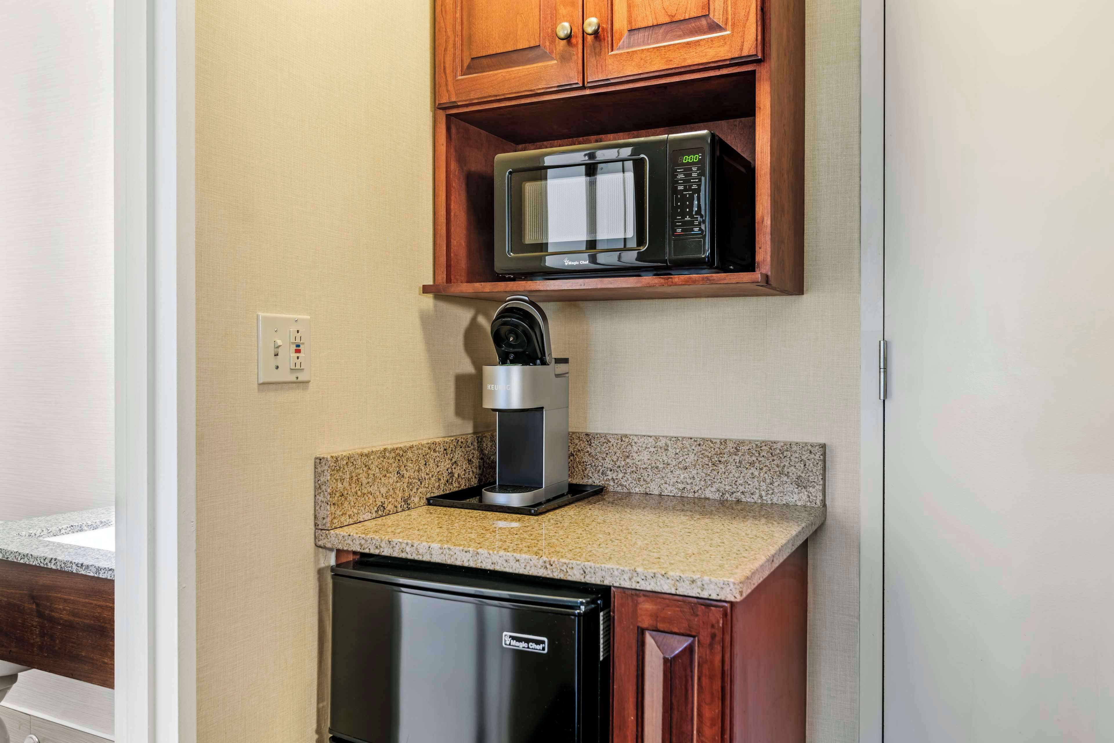 suite, 1 king bed, non smoking, jetted tub | 1 bedroom, laptop workspace, iron/ironing board, rollaway beds