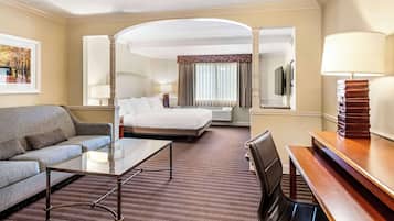 Suite, 1 kingsize bed, toegankelijk voor mindervaliden, koelkast en magnetron (with Sofabed) | Een laptopwerkplek, een strijkplank/strijkijzer, extra bedden