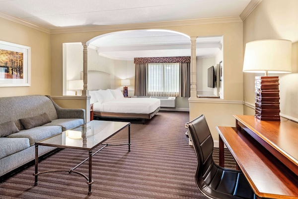 Suite, 1 Katil Raja (King), Accessible, Refrigerator & Microwave (with Sofabed) | Ruang kerja komputer riba, seterika/papan seterika