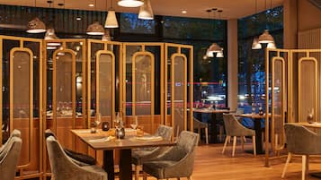 供應午餐、晚餐和早午餐,露天餐廳