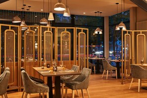 Lunch, dinner, brunch served; al fresco dining 