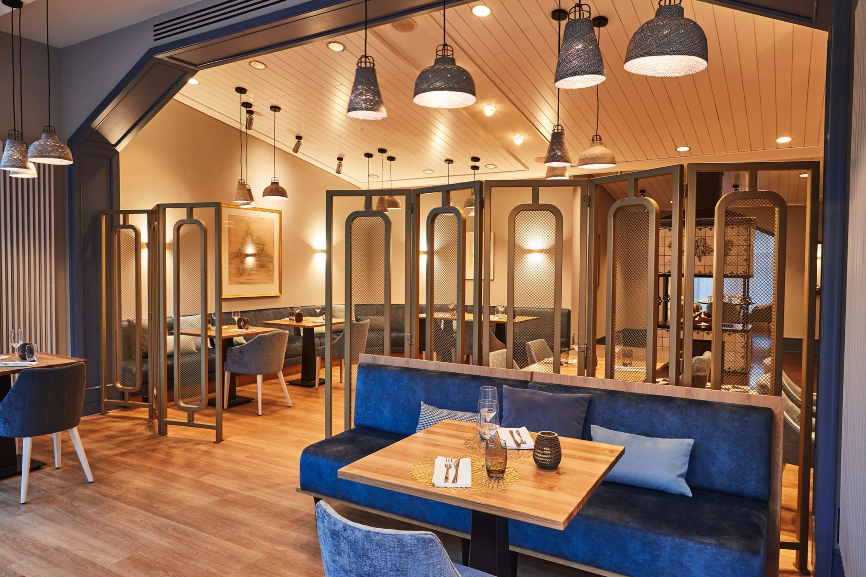 lunch, dinner, brunch served; al fresco dining