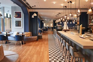 Se sirven almuerzos, cenas y brunch (con mesas al aire libre) 