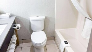 Rom – standard, 2 queensize-senger, ikke-røyk | Skrivebord, blendingsgardiner og strykejern/-brett
