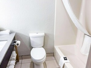 Un baño con inodoro, lavamanos y bañera.