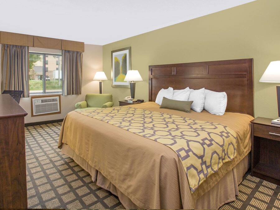 Bureau, rideaux d’obscurcissement, fer et planche à repasser