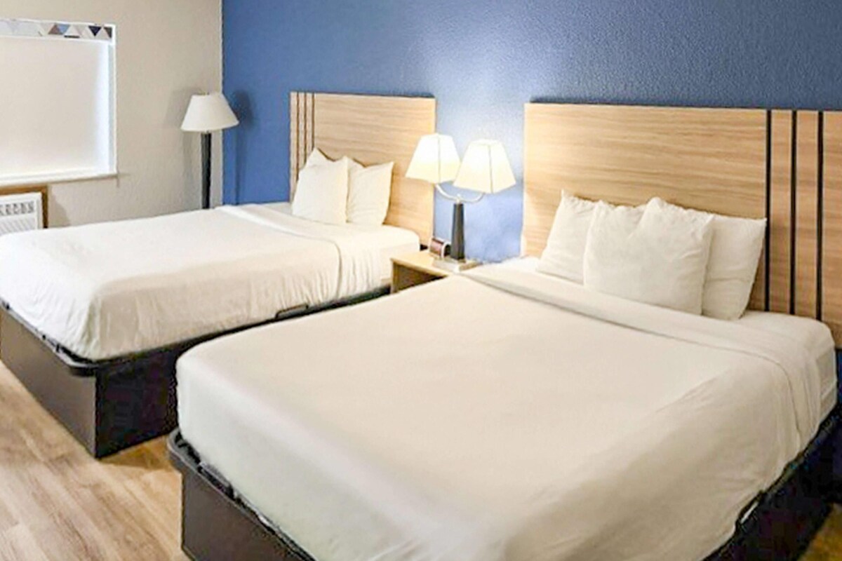 Standaard kamer, 2 queensize bedden, niet-roken | Een bureau, verduisterende gordijnen, een strijkplank/strijkijzer