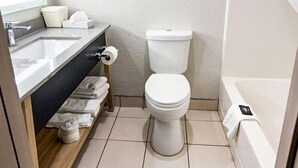 Rom – standard, 2 queensize-senger, ikke-røyk | Skrivebord, blendingsgardiner og strykejern/-brett