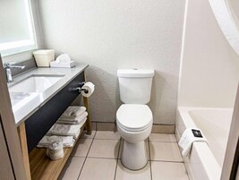 Un baño con inodoro, lavamanos y bañera.
