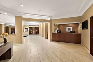 Lobby - Hotel RL Cleveland Airport West (North Olmsted)