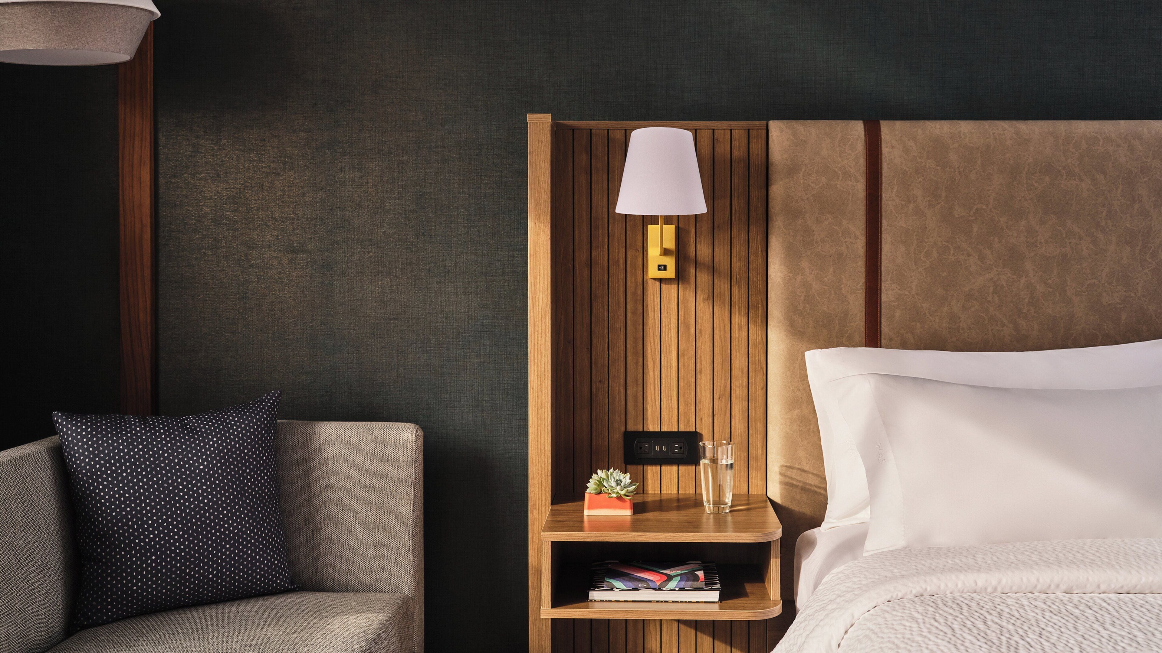 Colchones con pillow-top, muebles diferentes y escritorio 